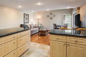 Condo, 2 Bedrooms | Dining