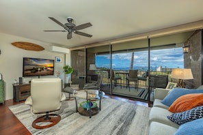 Condo, 1 Bedroom | Living area