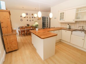 Fridge, dishwasher, electric kettle, toaster - Gower View (Tenby)