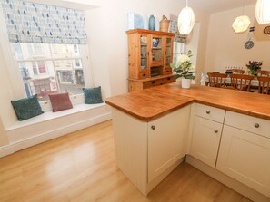 Fridge, dishwasher, electric kettle, toaster - Gower View (Tenby)