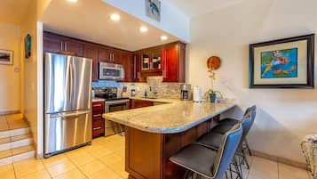 Condo, 2 habitaciones | Cocina privada | Cafetera y tetera, refrigerador y tostadora