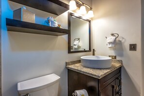 Condo, 2 habitaciones | Baño | Toallas y shampoo 