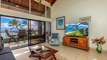 Condo, 2 habitaciones | Área de sala de estar | Smart TV