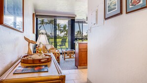 Una habitación con comedor, vistas al exterior y zona de cocina.