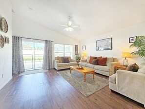 Maison, 4 chambres | Coin séjour