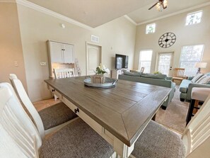 콘도, 침실 3개 | 다이닝