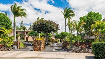 Condo, 2 Bedrooms | Property grounds