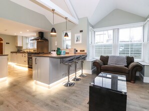 冰箱、洗碗机、电热水壶、烤面包机