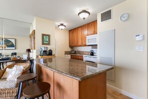 Wasserkocher mit Kaffee-/Teezubehör, Kühlschrank, Ofen, Toaster