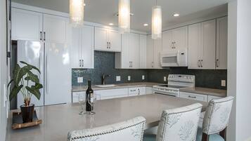 Condo, 2 Bedrooms | Private kitchen