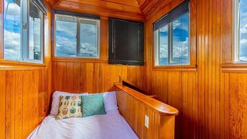 House, 4 Bedrooms | 4 bedrooms, desk, free WiFi