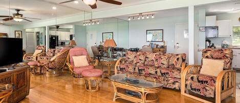 Condo, 1 Bedroom | Living area