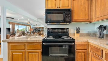 Condo, 1 Bedroom | Private kitchen | Fridge, oven, coffee/tea maker, toaster