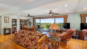 Condo, 1 Bedroom | Living area