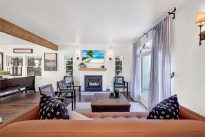 Een televisie en een open haard