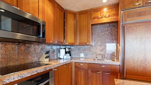 Condo, 2 chambres | Cuisine privée | Cafetière-théière, réfrigérateur, grille-pain