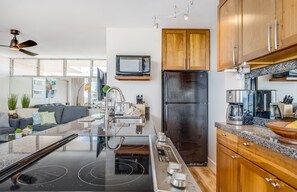 Condo, 2 chambres | Cuisine privée | Cafetière-théière, réfrigérateur, un four, grille-pain
