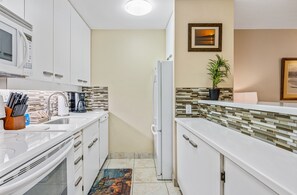 Private kitchen - Sugar Beach Resort, #125 1 Bedroom Condo by RedAwning (Kihei)