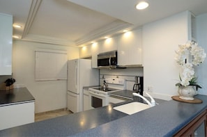 Private kitchen - Royal Mauian, #202 3 Bedroom Condo by RedAwning (Kihei)