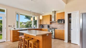 House, 3 Bedrooms | Private kitchen | Fridge, oven, coffee/tea maker, toaster