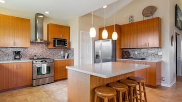 House, 3 Bedrooms | Private kitchen | Fridge, oven, coffee/tea maker, toaster