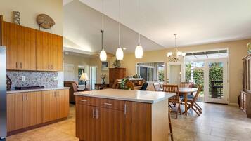 House, 3 Bedrooms | Private kitchen | Fridge, oven, coffee/tea maker, toaster