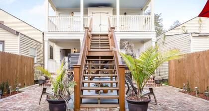 Chic Condo w Tranquil Backyard Patio 3br-2ba