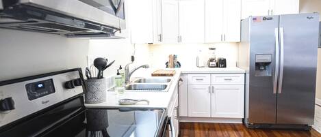 Kylskåp, mikrovågsugn, ugn och spishäll