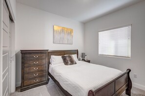 3 bedrooms, WiFi, bed sheets - Kelso Avenue - Quiet, Safe, & Family Friendly! (Clovis)