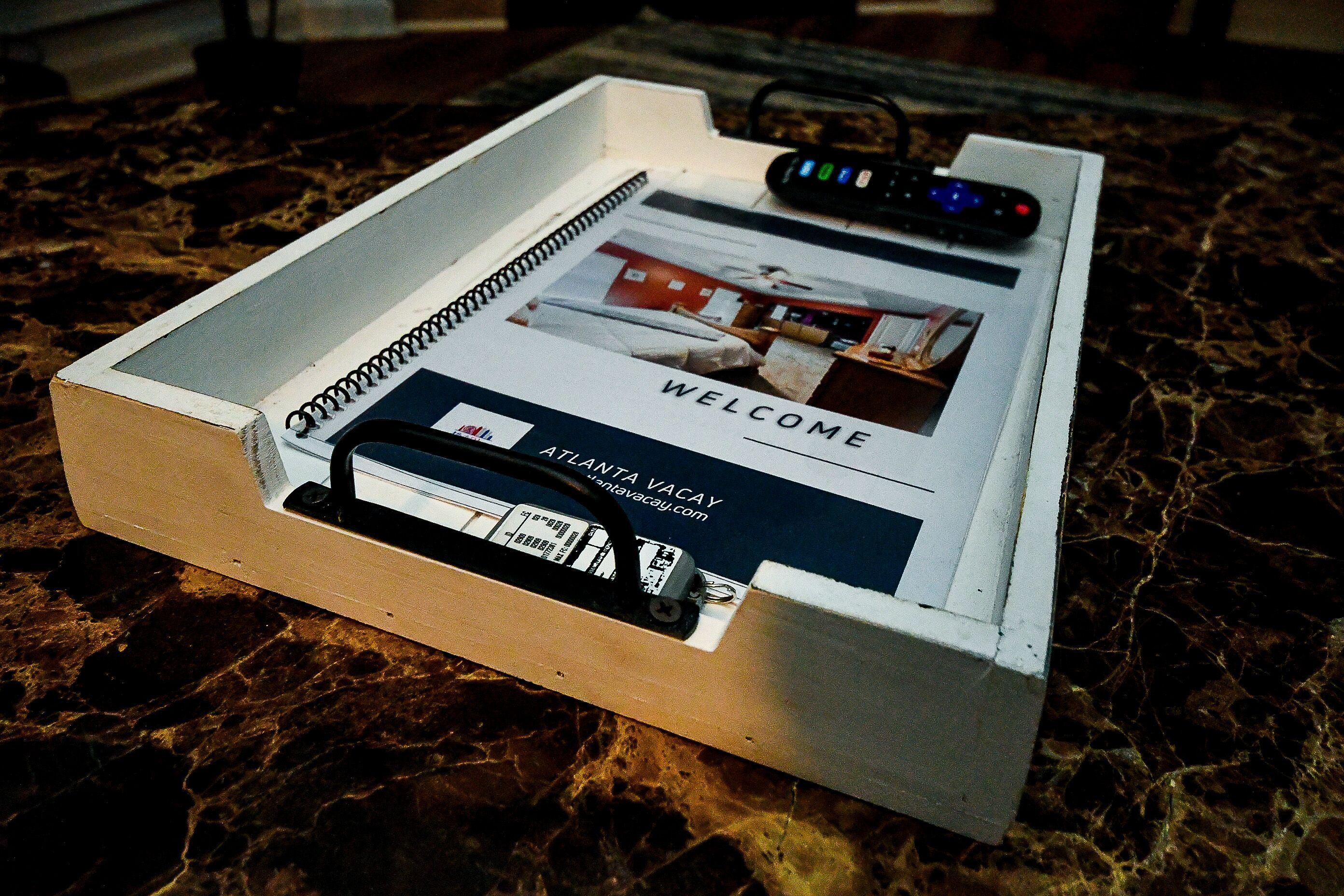 Un folleto con un mensaje de bienvenida, una dirección web e imágenes del interior de un hotel.