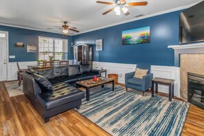 65-inch Smart TV with digital channels, TV, Netflix - 4 - Bed home, w/ Cali King Bed - 12 mins. to DTWN (Atlanta)