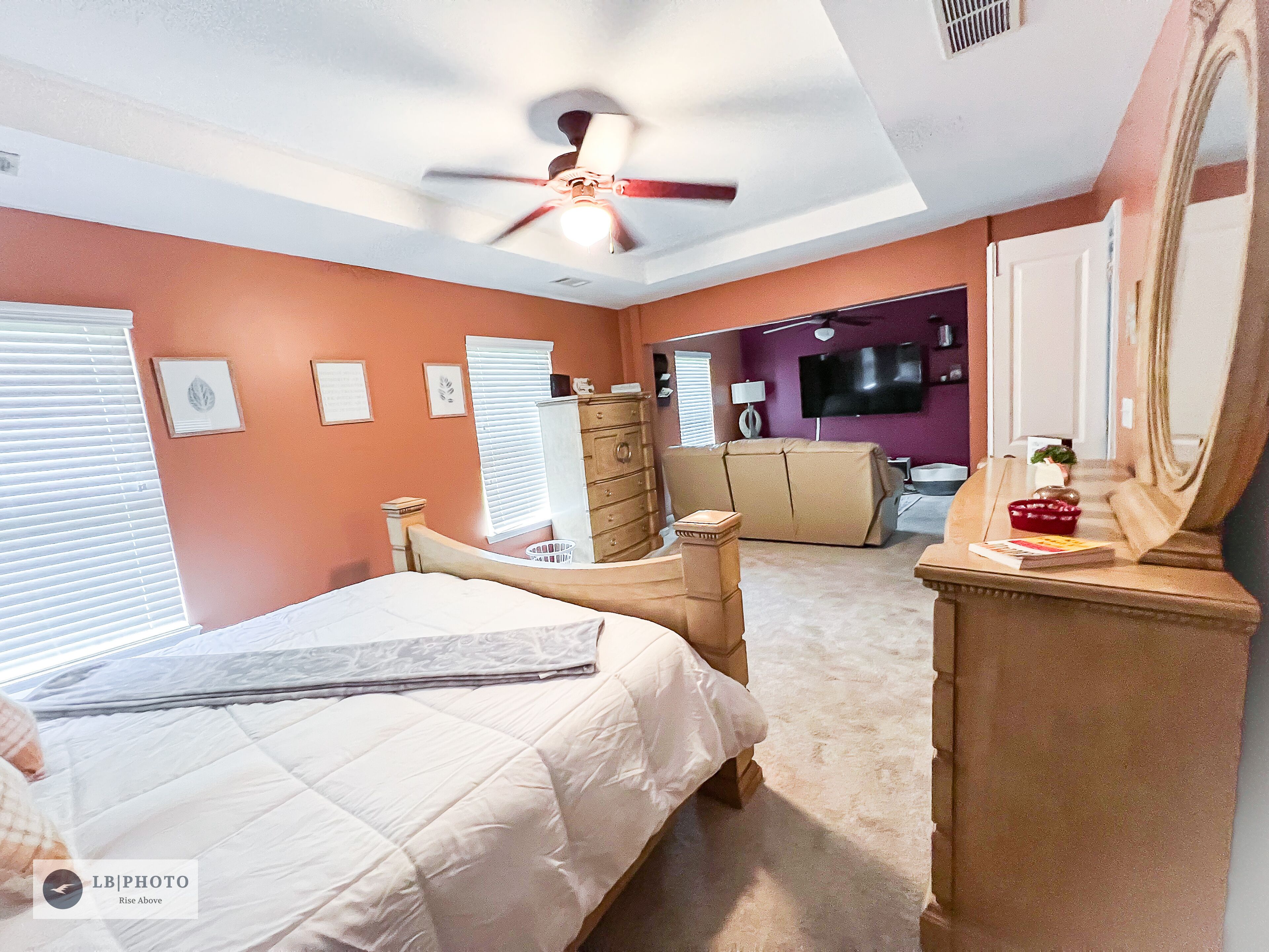 Una scrivania, tende oscuranti, Wi-Fi gratuito, lenzuola