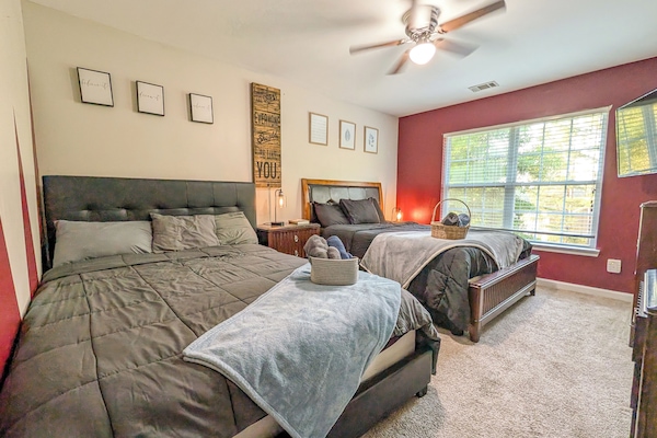 Hypo-allergenic bedding, desk, blackout curtains, free WiFi