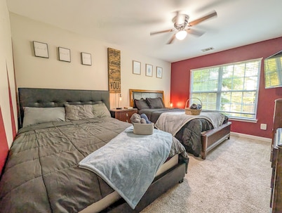 4BR Home with calif king bed Sleeps 10, Gym near Airport