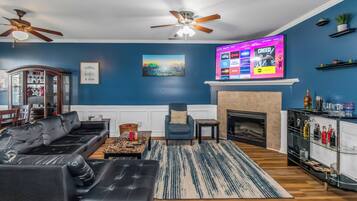 Smart TV de 65 pulgadas con canales digitales, televisión y Netflix