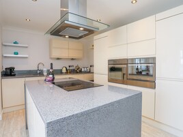 Refrigerador, lavavajillas, tetera/pava eléctrica, tostadora