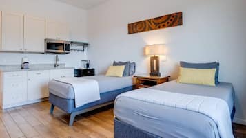 1 habitación, escritorio, tabla de planchar con plancha y cuna de viaje