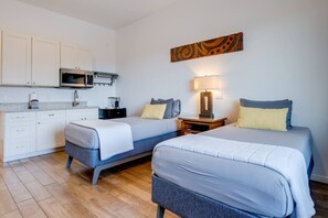 1 makuuhuone, työpöytä, silitysrauta/-lauta, vauvan matkasänky