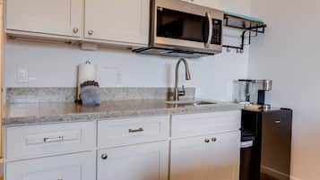 Refrigerador, microondas, cafetera y tetera y tostadora