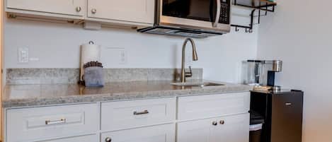 雪櫃、微波爐、咖啡機/沖茶器、多士爐