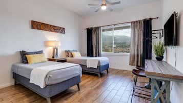 1 habitación, escritorio, tabla de planchar con plancha y cuna de viaje