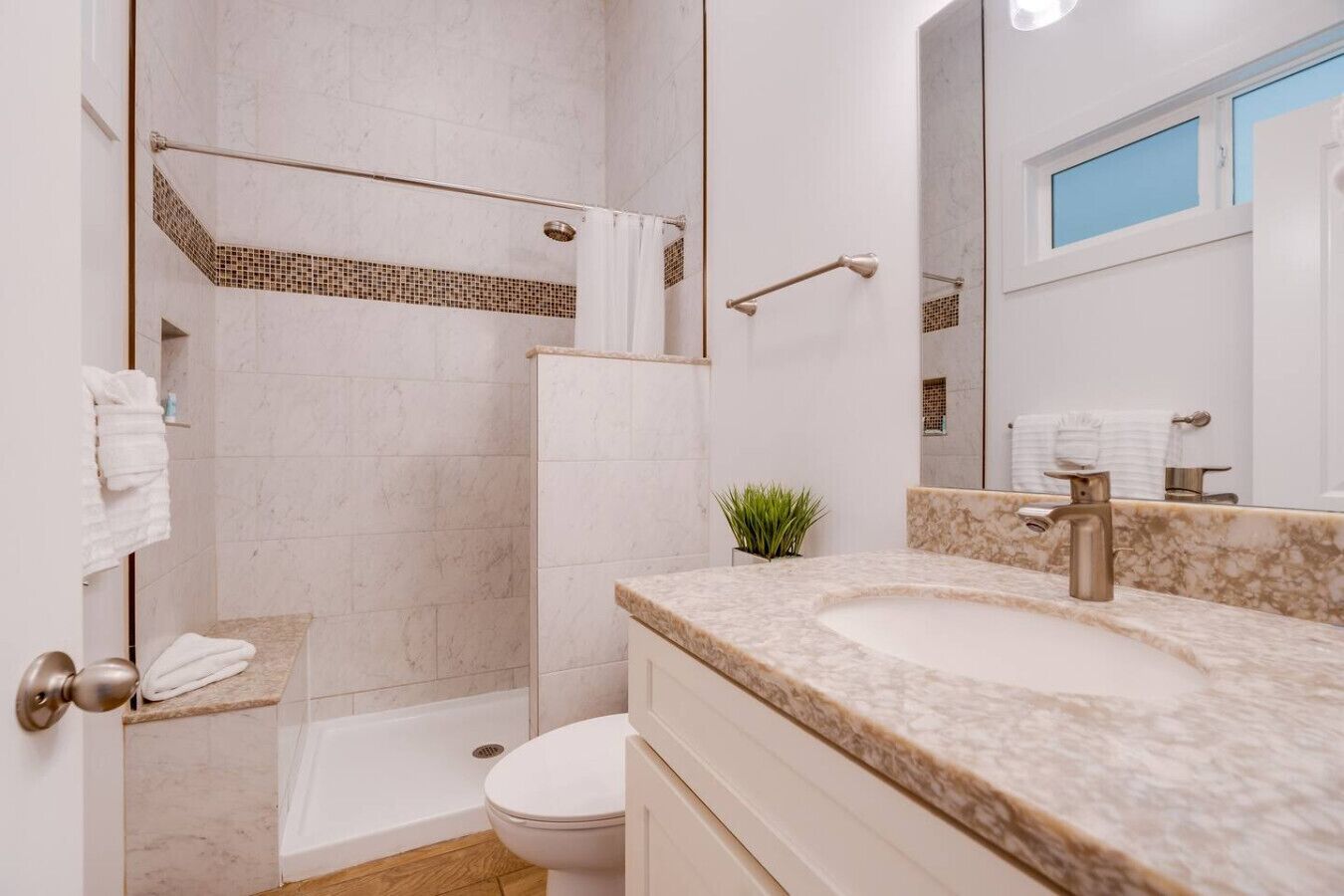 バスアメニティ (無料)、ヘアドライヤー、タオル