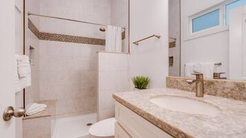 Amenidades de baño gratuitas, secadora de cabello, toallas