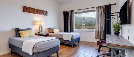 1 chambre, bureau, fer et planche à repasser, lit parapluie