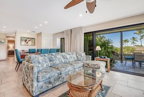Condo, 2 Bedrooms | Living area