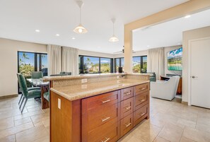 Condo, 2 phòng ngủ | Nội thất