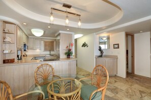 Condo, 2 chambres | Restauration