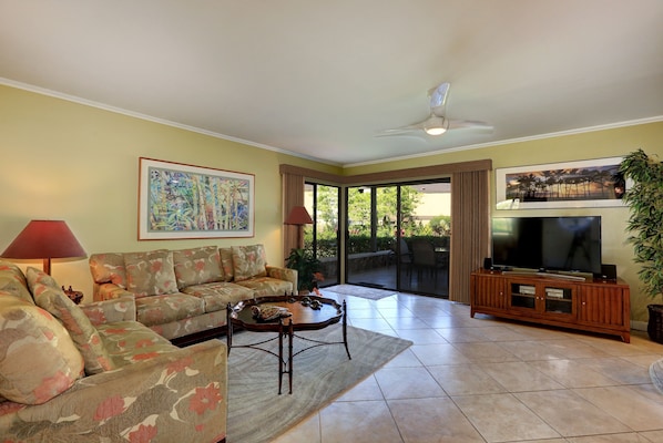 Condo, 1 Bedroom | Living area