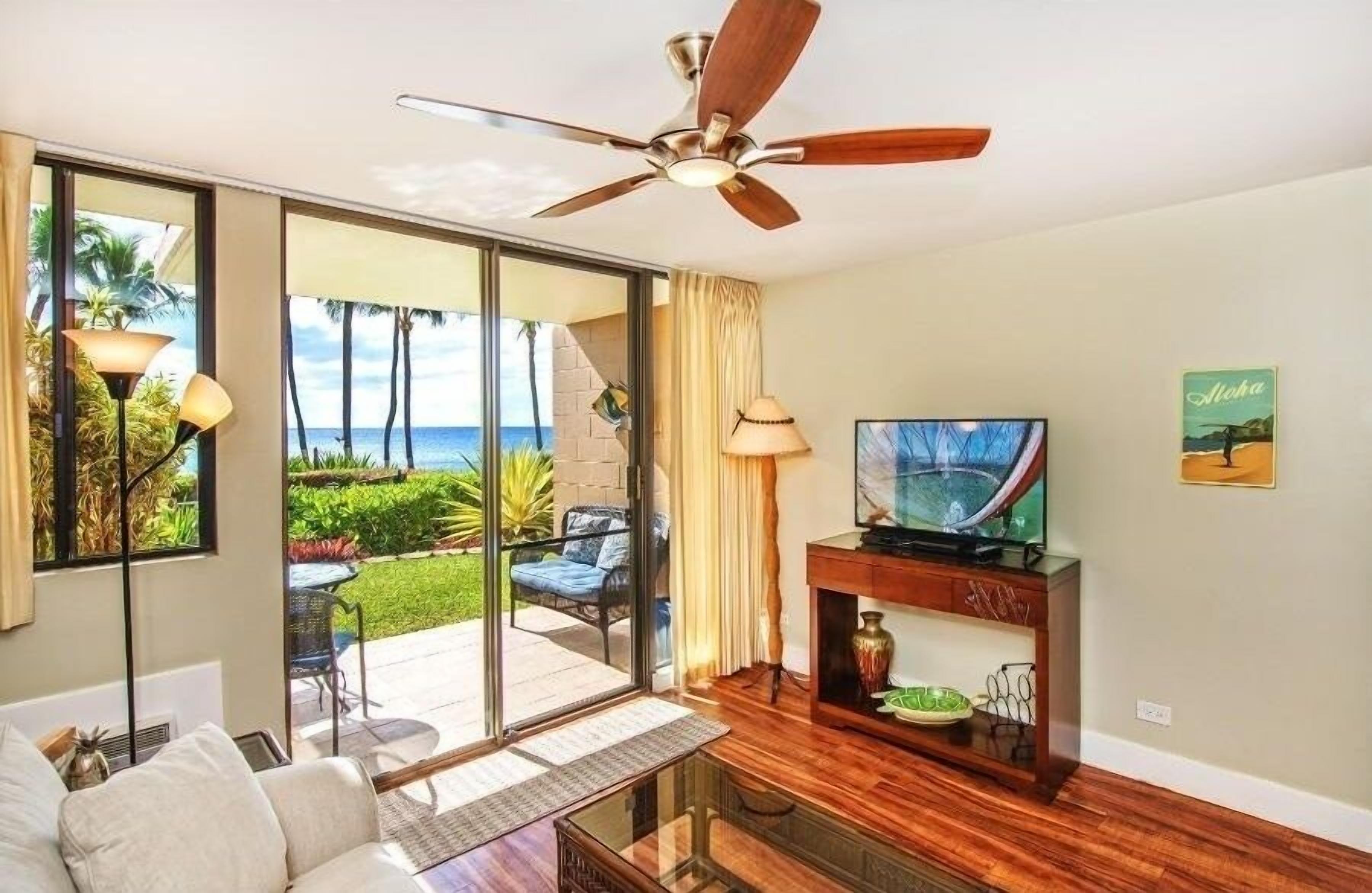 Condo, 1 Bedroom | Living area