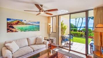 Condo, 1 Bedroom | Living area